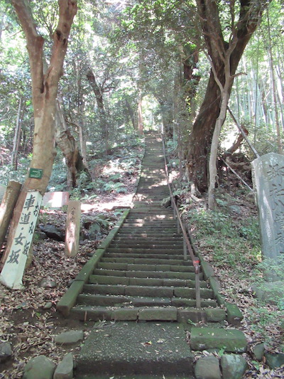 八菅山参道
